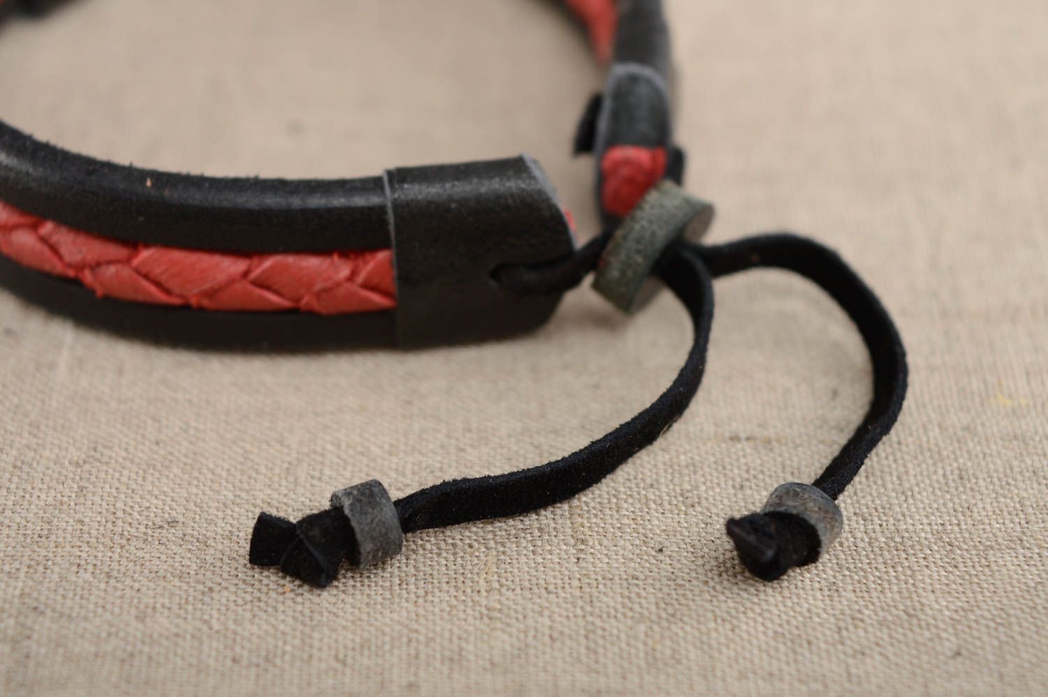 Плетеный браслет из кожи черный с красным фото 4