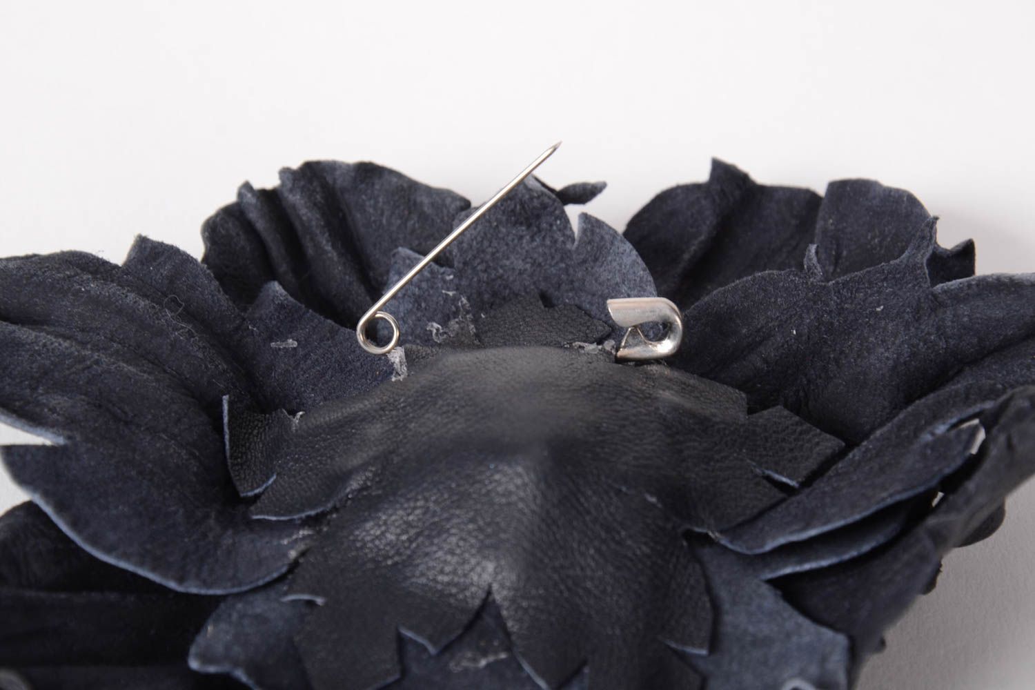 Broche en cuir Broche fantaisie fait main Accessoire femme fleur noire photo 3