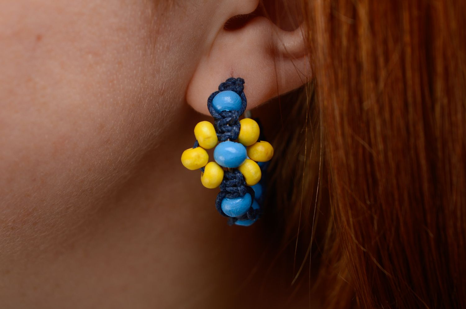 Boucles d'oreilles artisanales de lacets cirés et perles en bois bleu jaune photo 3