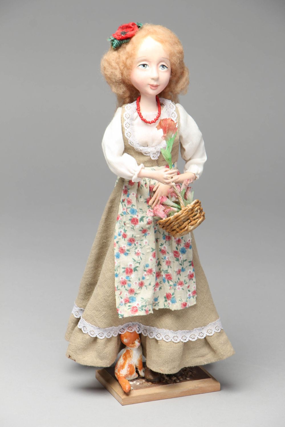 Дизайнерская авторская кукла из глины и ткани Цветочница фото 1