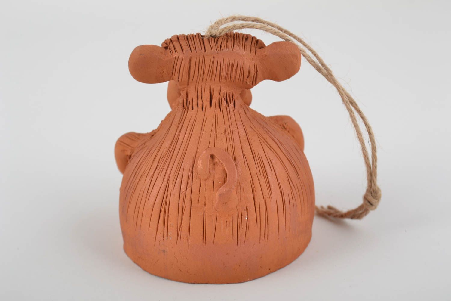Campana de decoración artesanal cerámica hecha a mano con forma de mona foto 4