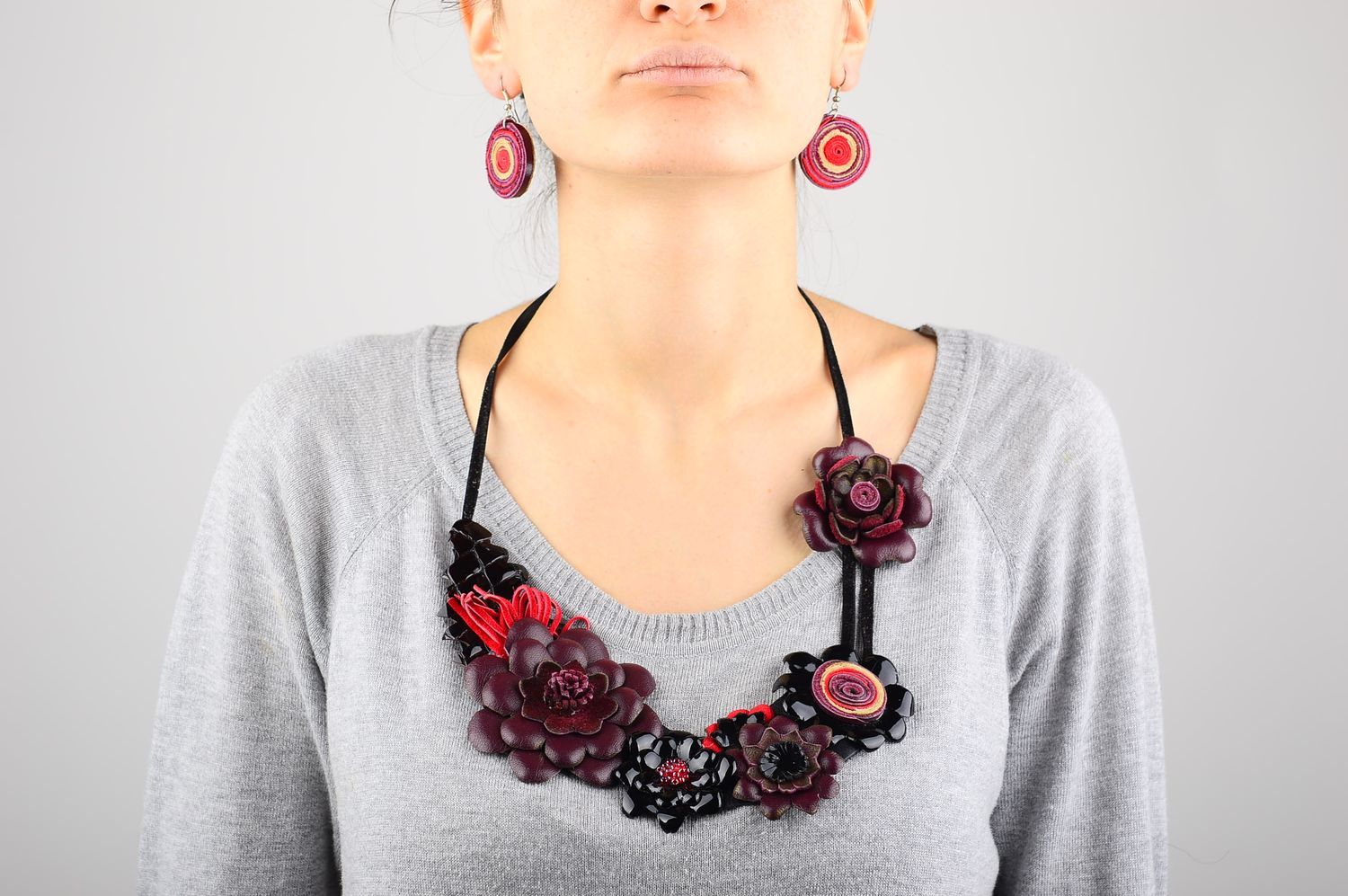 Handmade rot schwarzes Schmuck Set runde Ohrringe Damen Collier Leder Schmuck  foto 1