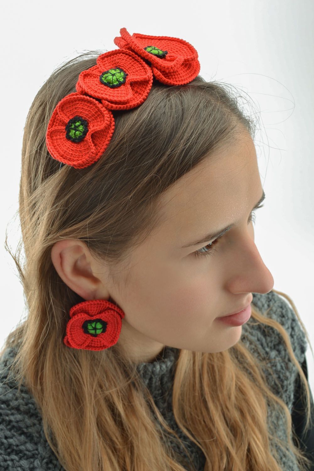 Serre-tête avec fleurs et boucles d'oreilles au tricot photo 1
