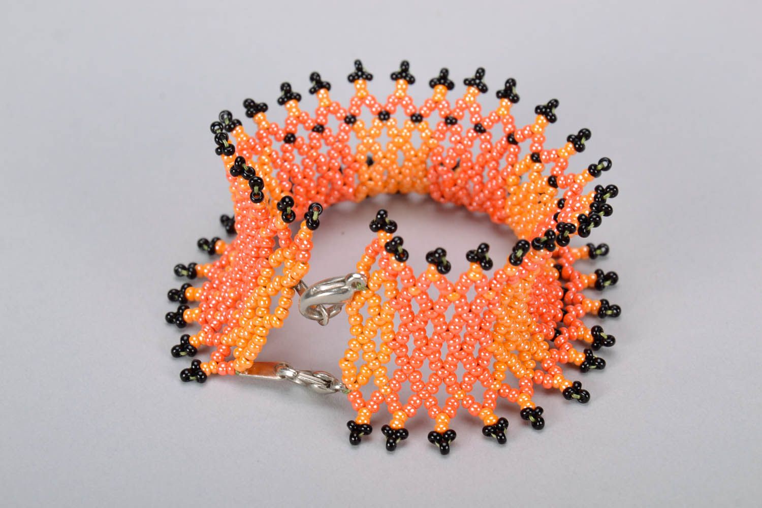 Черно-оранжевый браслет из бисера фото 2