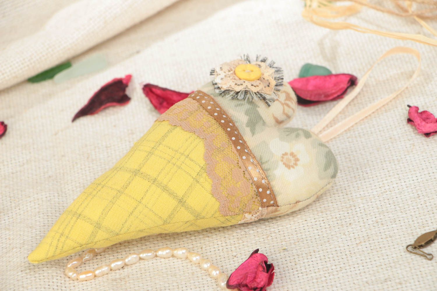 Coeur à suspendre en tissu jaune fait main original avec dentelle décoratif photo 1