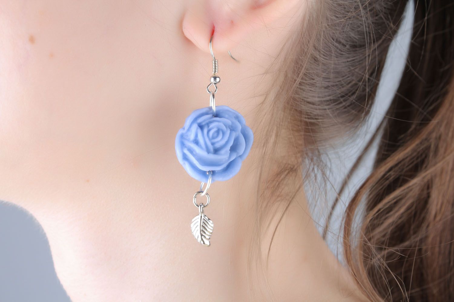 Boucles d'oreilles en argile polymère faites main Rose bleu photo 5