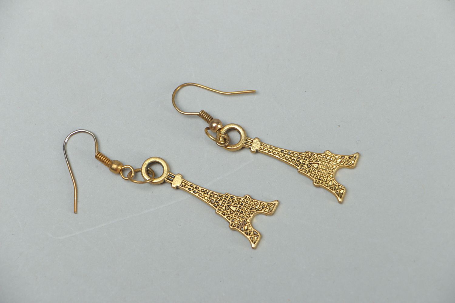 Dangle earrings with Eiffel tower charms photo 1