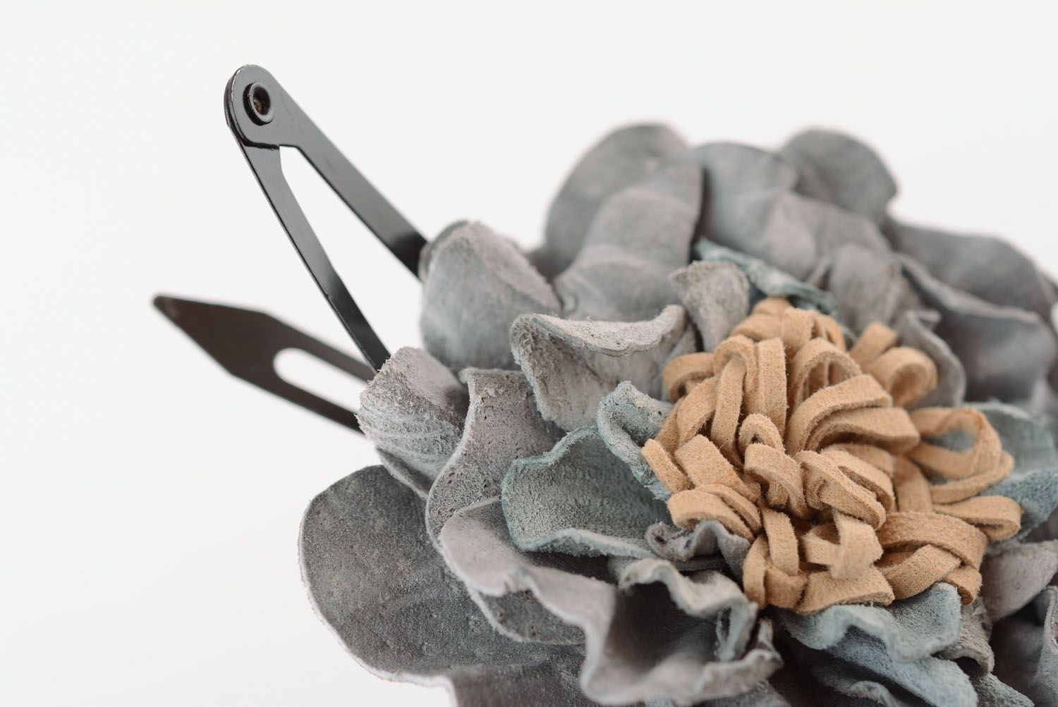 Gancho para cabelo artesanal de couro genuíno em forma da flor foto 5