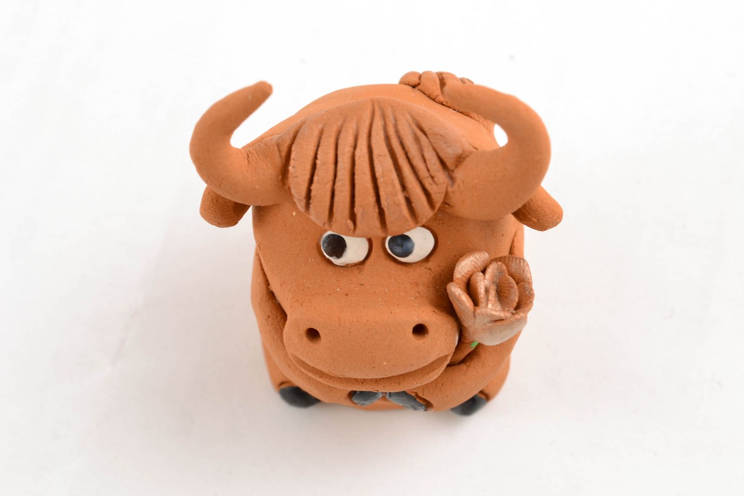 Figura de cerámica Toro romántico foto 3