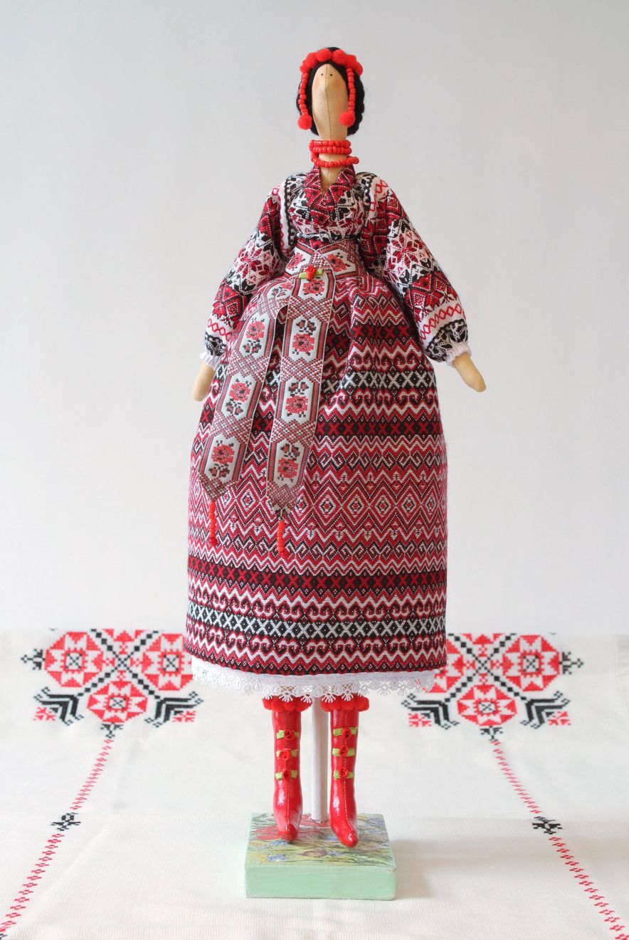 Ethno-Puppe auf Ständer Ukrainerin foto 5