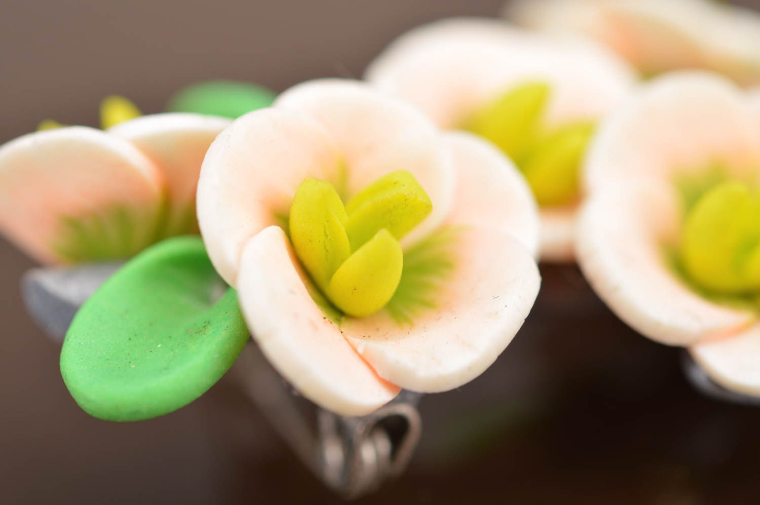 Broche floral de arcilla polimérica hermoso original hecho a mano para mujer  foto 5