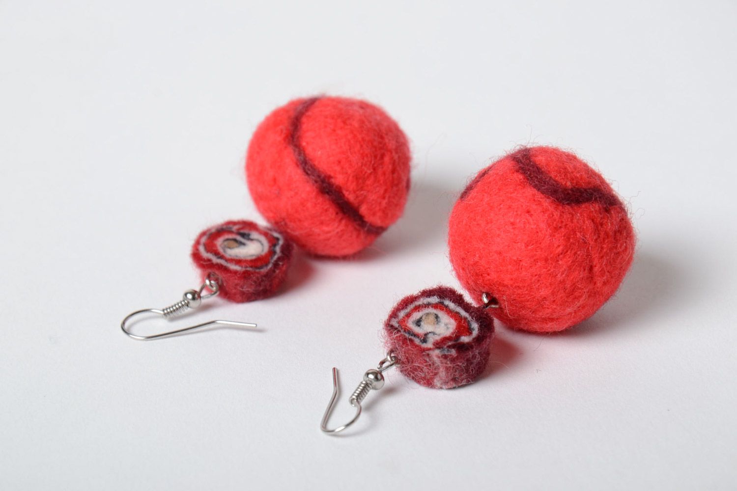 Красные серьги подвески с шариками из натуральной шерсти дизайнерский аксессуар фото 3