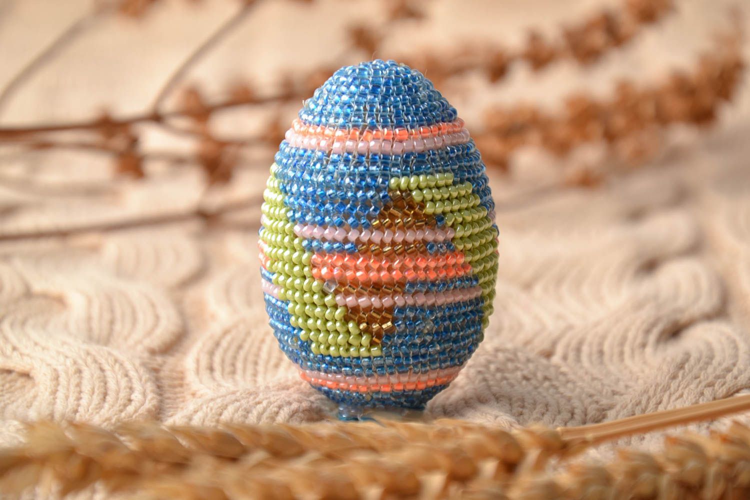 Деревянное яйцо оплетенное чешским бисером фото 1