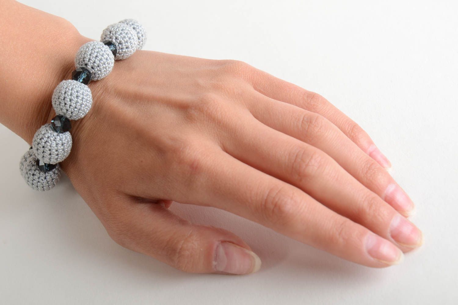Bracelet boules grises fils de coton perles à facettes fantaisie fait main photo 2