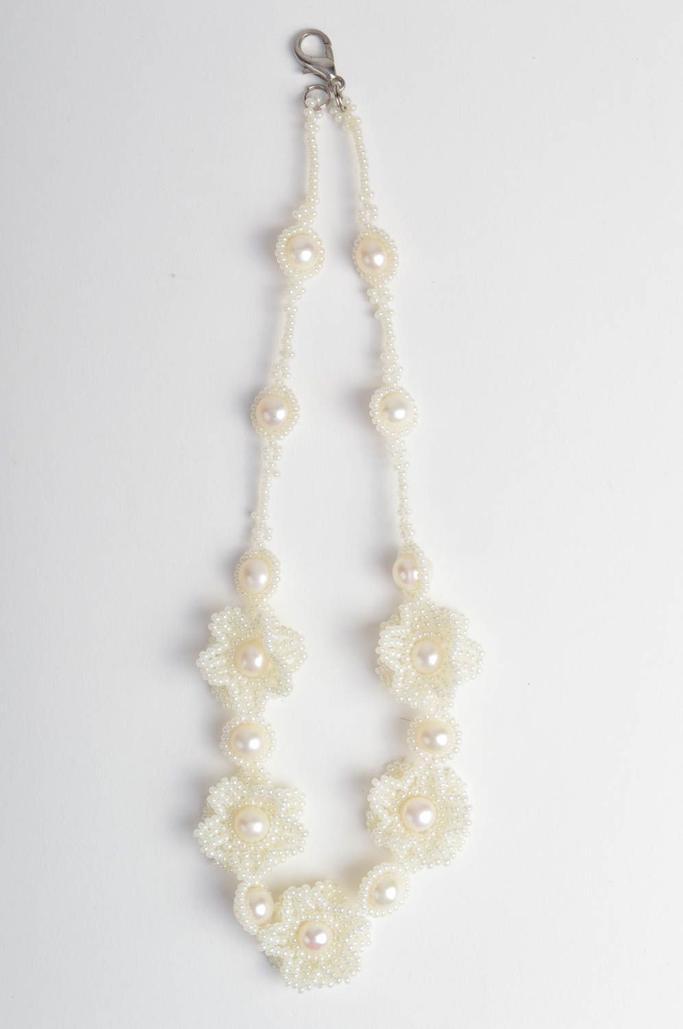 Ожерелье из бисера и речного жемчуга ручной работы ажурное красивое для невесты фото 2
