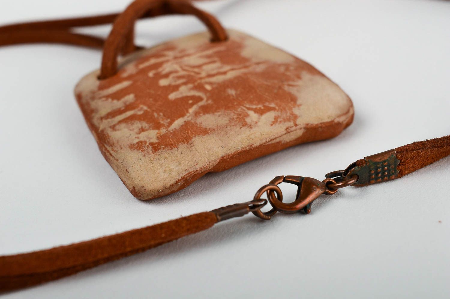 Украшение ручной работы подвеска на шею кулон из глины расписной коричневый фото 3