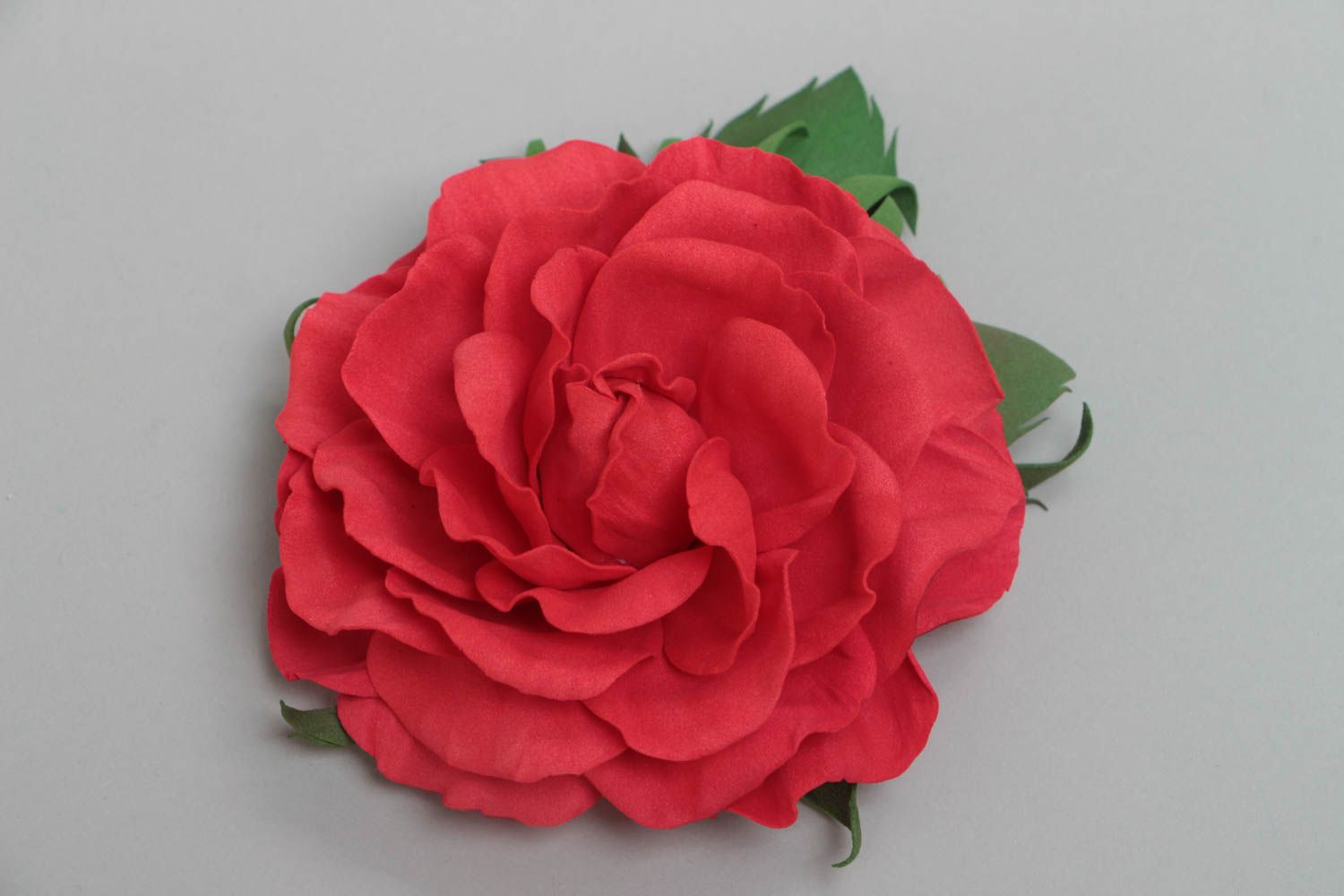 Красная брошь в виде цветка из фоамирана ручной работы крупная красивая фото 2