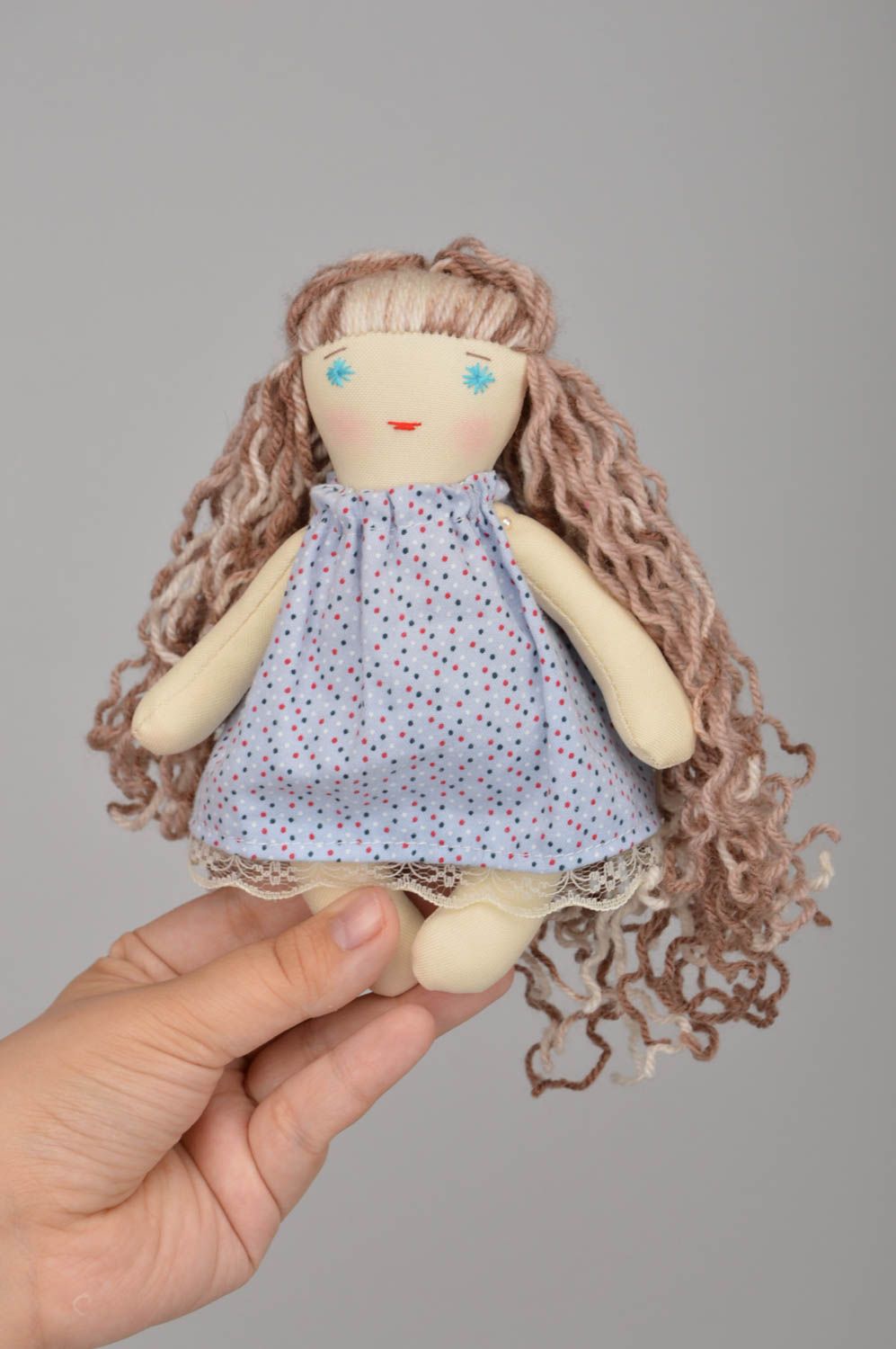 Авторская тканевая кукла с голубыми глазами в платье ручной работы Кудряшка фото 3