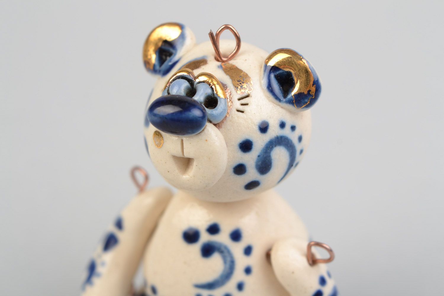 Handgemachter Anhänger aus Keramik in Form des Bären klein künstlerisch foto 4