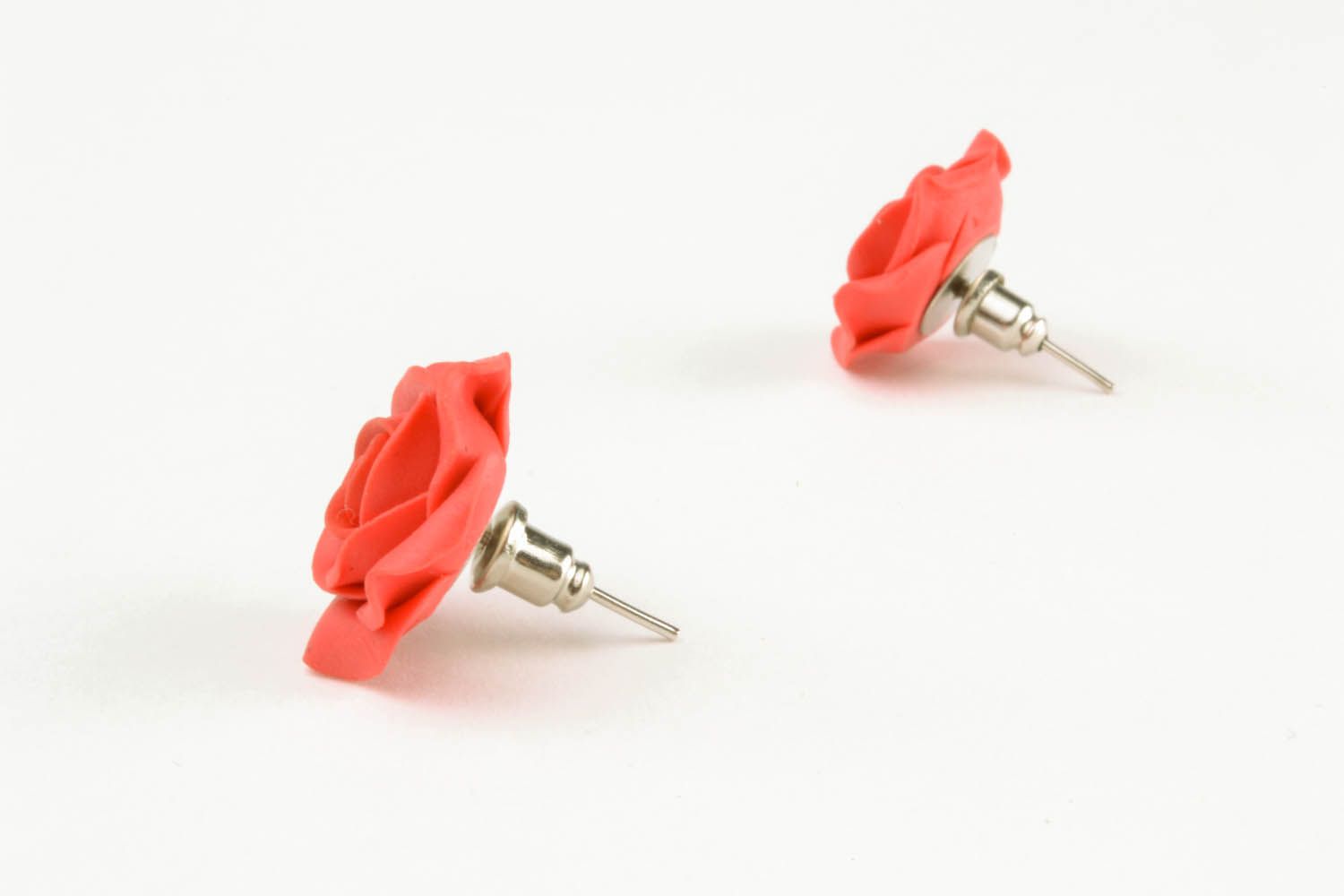 Boucles d'oreilles clous fleurs rouges photo 4