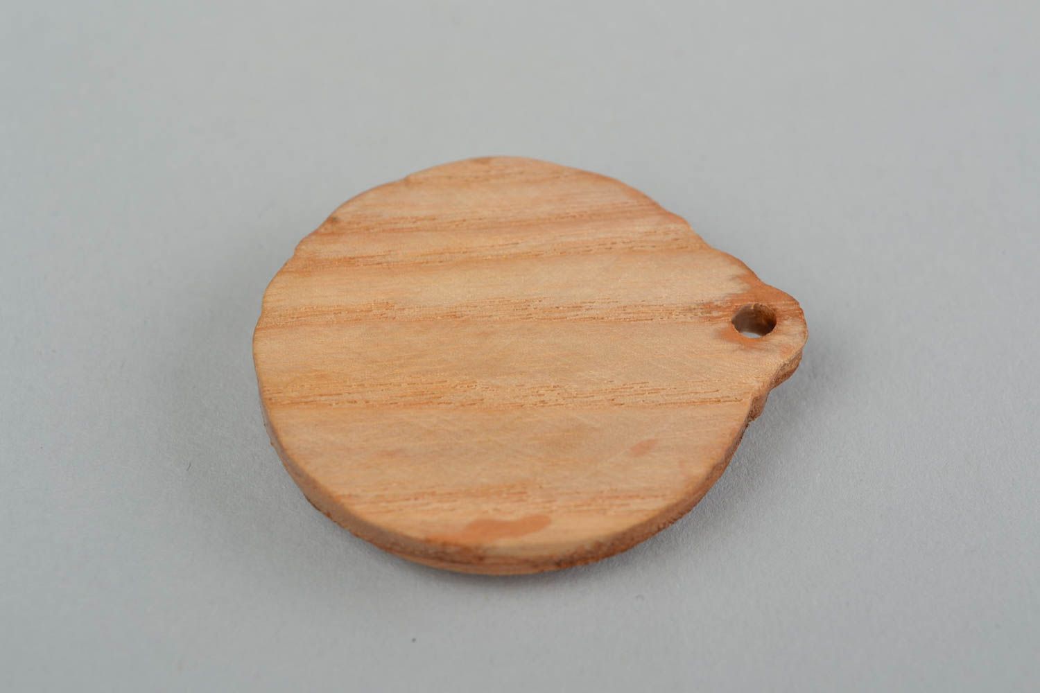 Amuleto protector colgante de madera de fresno artesanal con símbolo Rod redondo foto 5