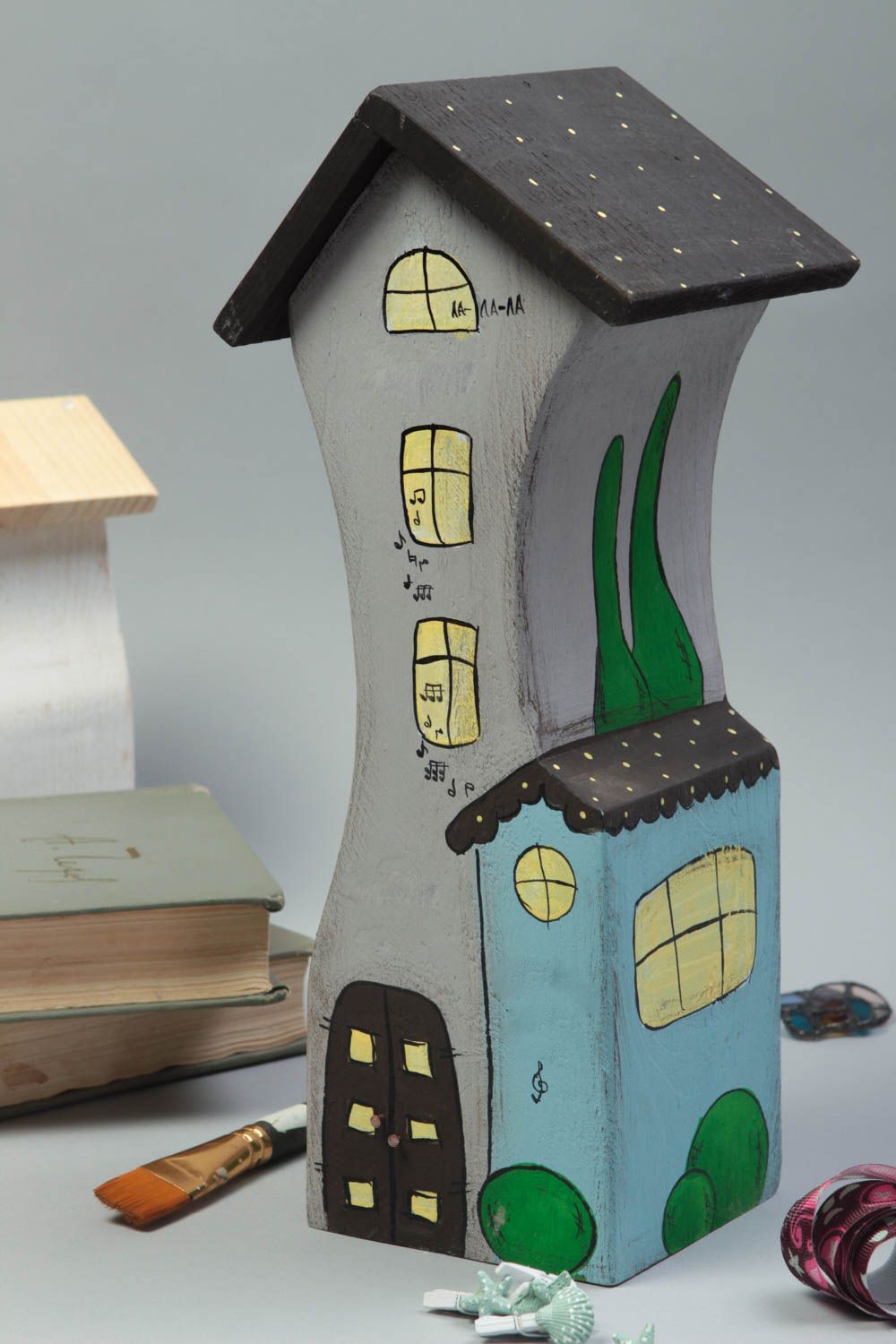 Statuette en bois fait main Figurine décorative Déco maison gris avec fenêtres photo 1