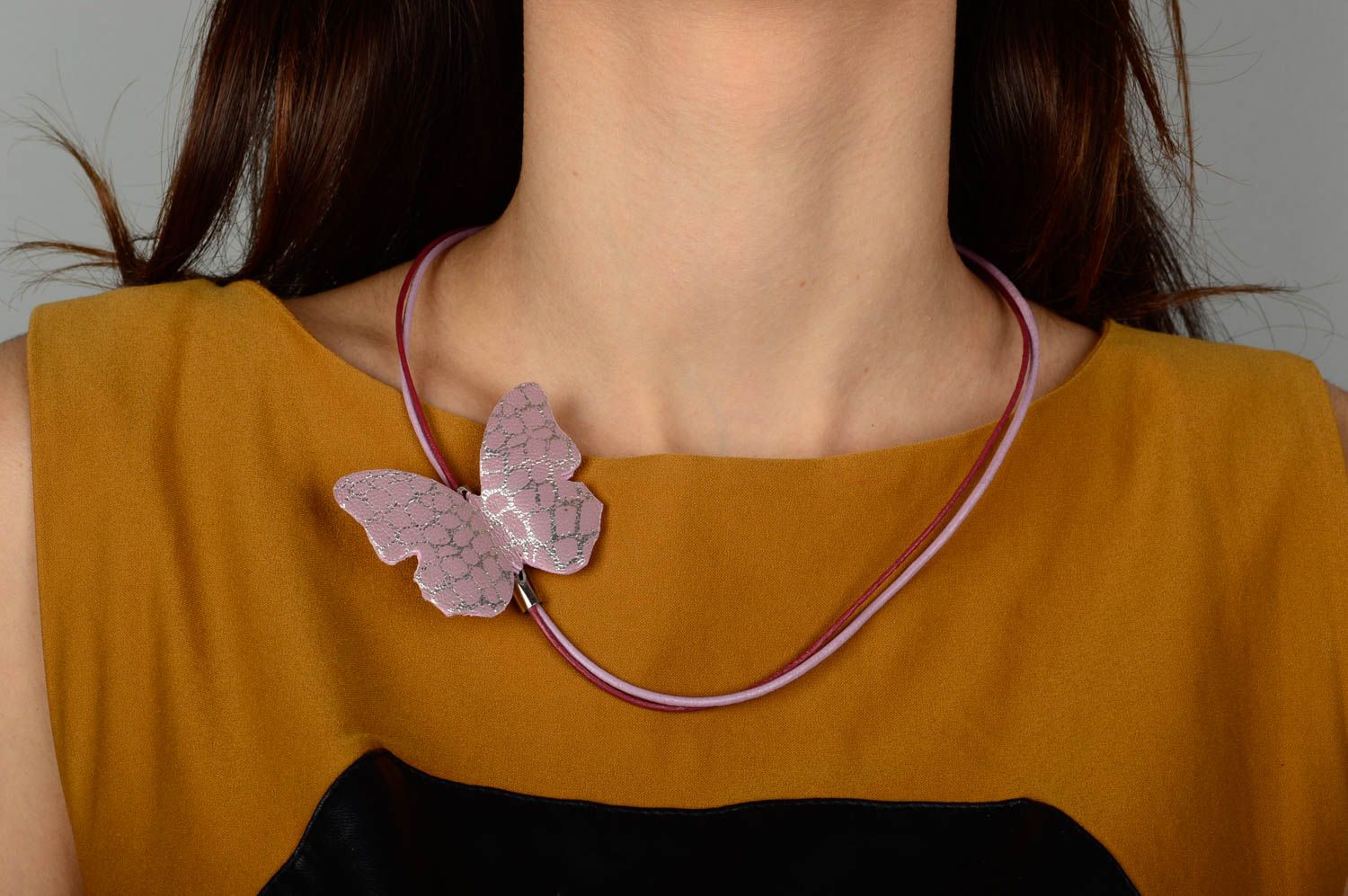 Collier avec papillon rose Bijou fait main en cuir original Cadeau femme photo 2