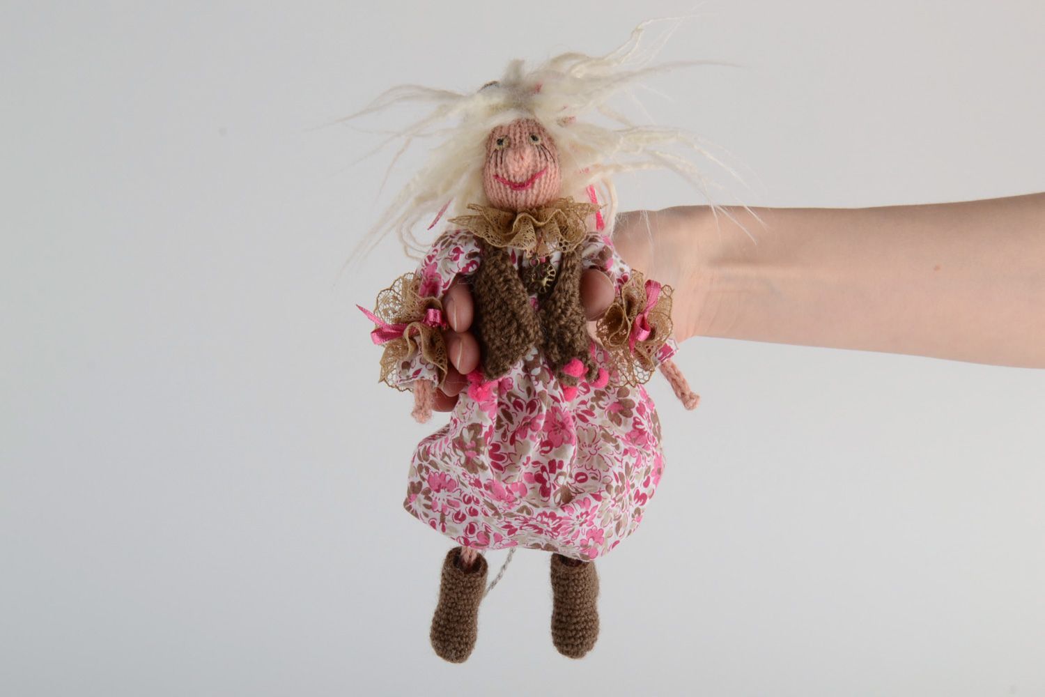 Muñeca de peluche hecho a mano de telas naturales decorativo original de casa foto 5