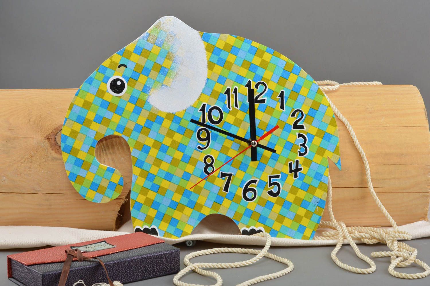 Часы в технике декупаж из фанеры в детскую в виде цветного слоника ручной работы фото 1
