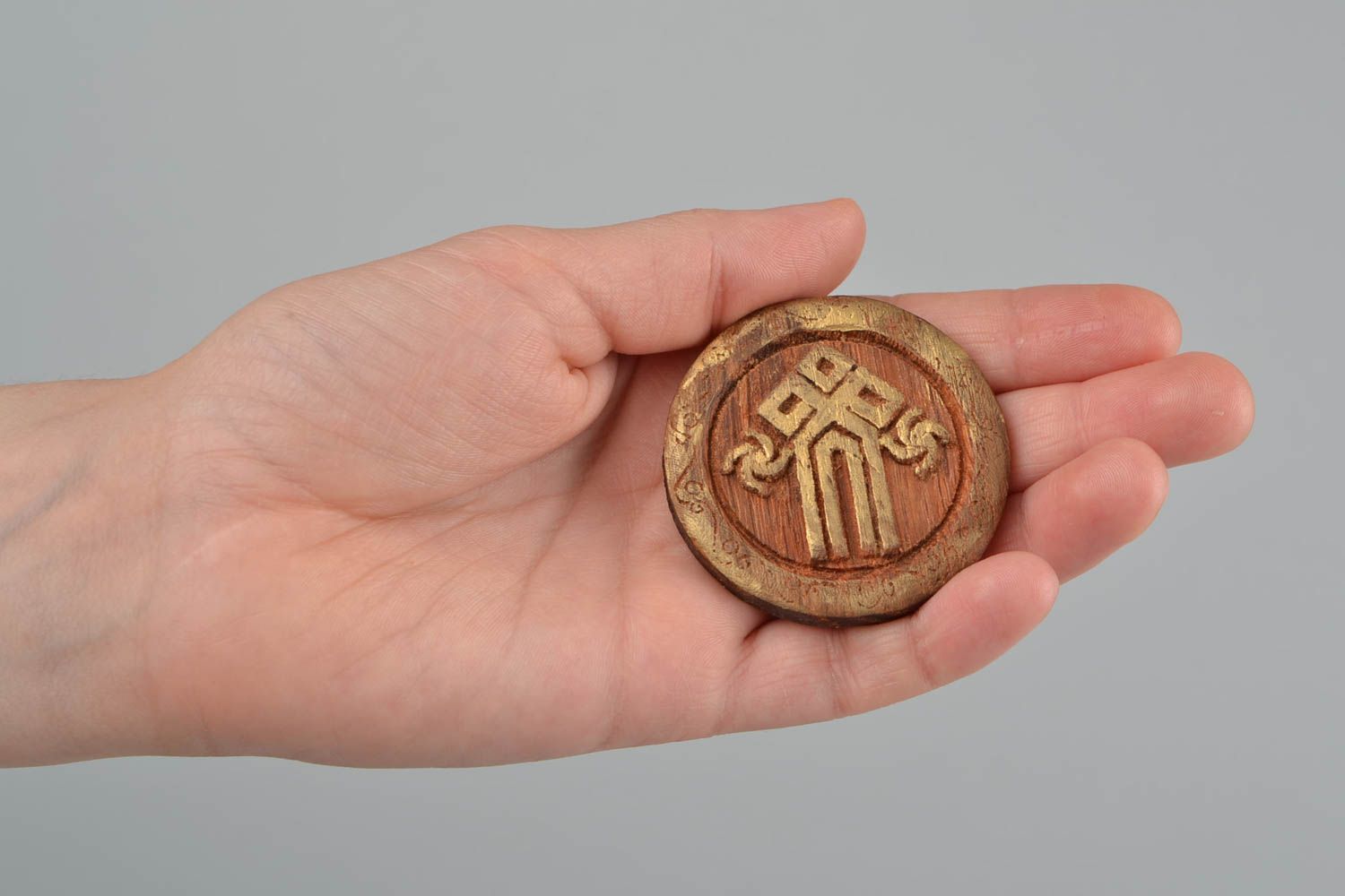 Amuleto de madera con símbolo Chur de acacia pequeño de sobre mesa hecho a mano foto 2
