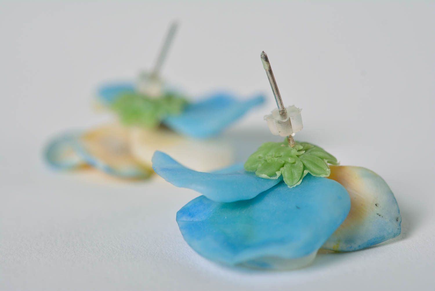 Boucles d'oreilles en pâte polymère faites main originales en forme de fleurs photo 2