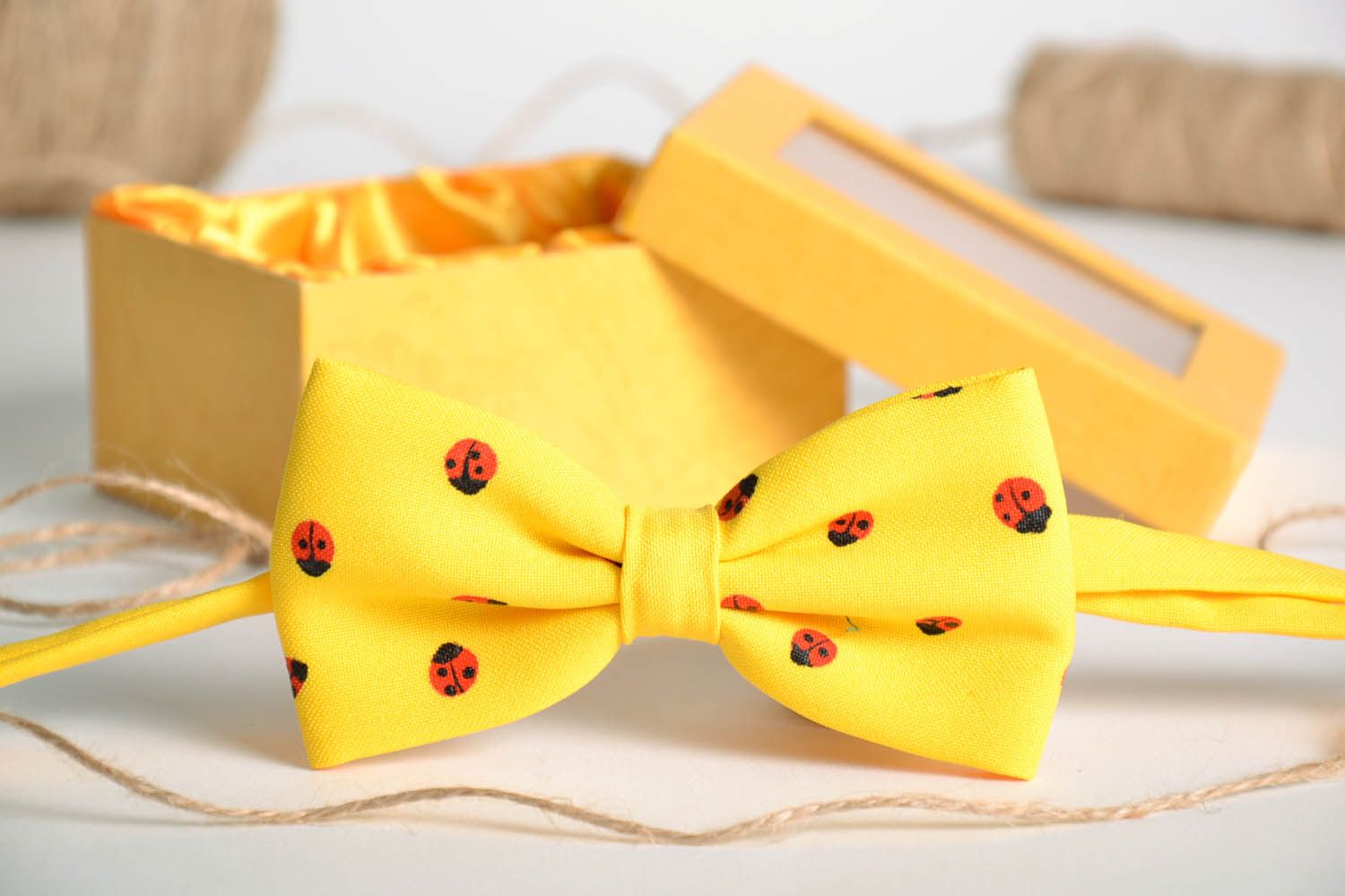 Желтый галстук-бабочка Божья коровка фото 1