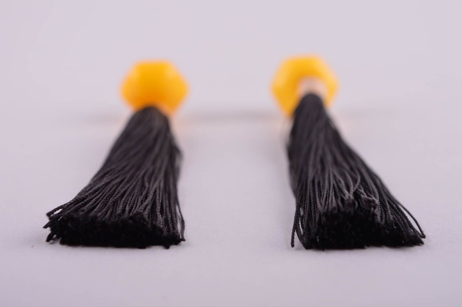 Плетеные серьги украшение ручной работы длинные серьги авторские черные с желтым фото 4