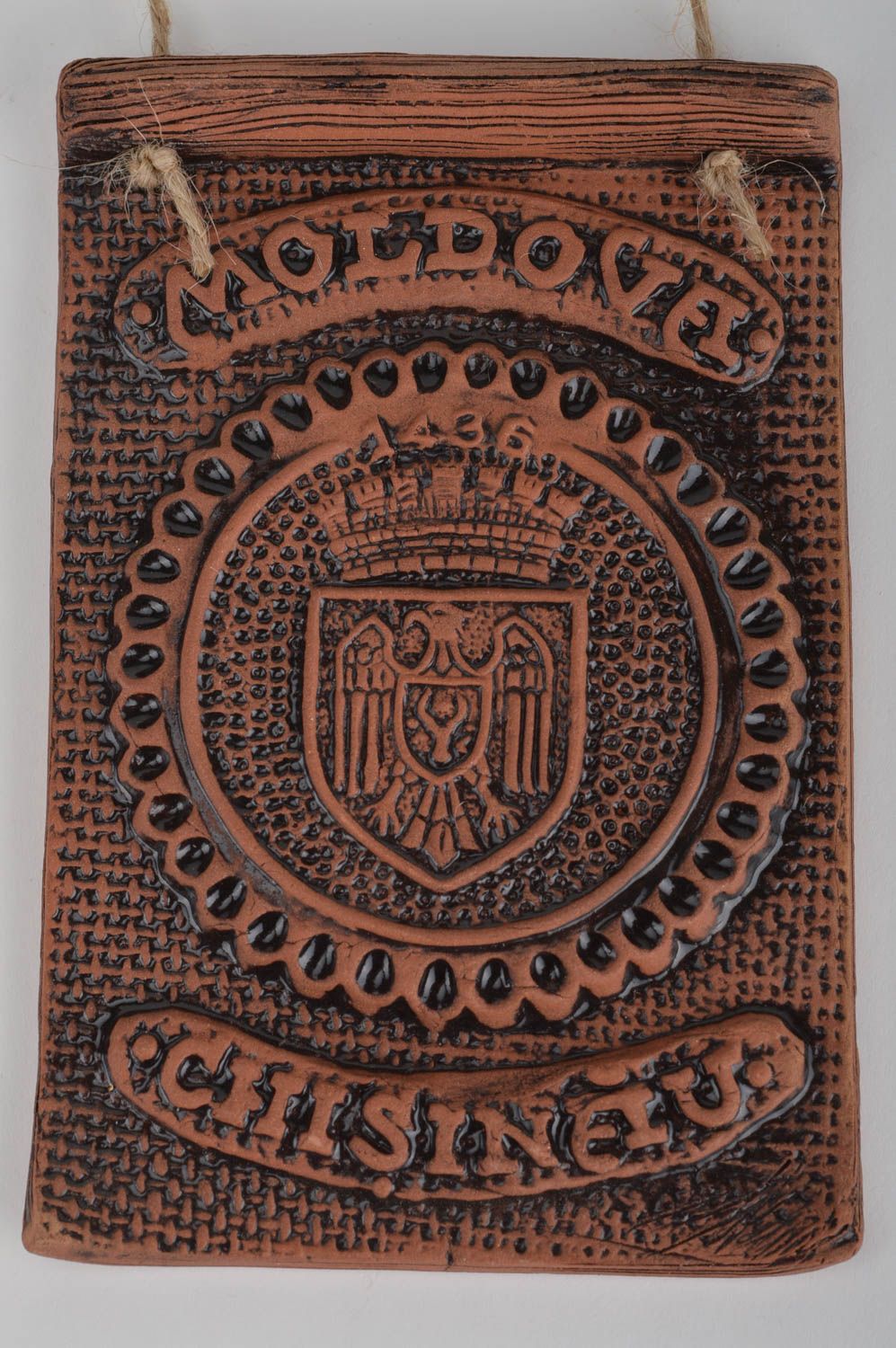 Керамическое панно прямоугольной формы с гербом на веревке ручная работа фото 5
