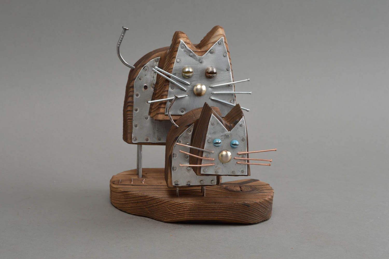 Figurine décorative faite main originale en bois et métal en forme de chats photo 2