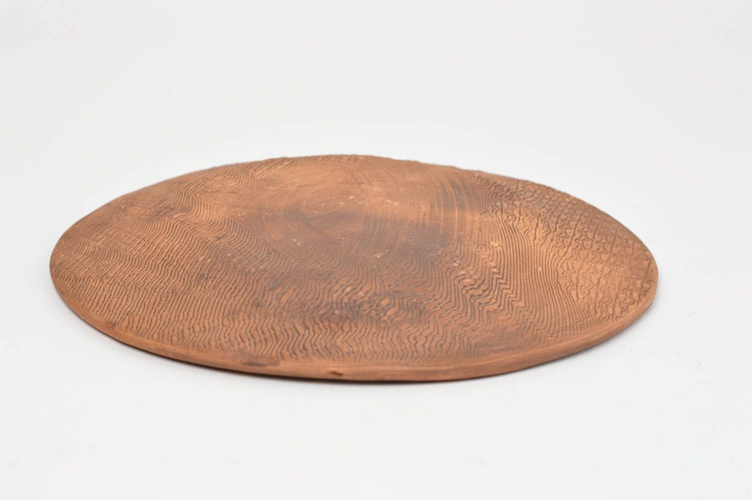 Оригинальная тарелка из красной глины ручной работы в технике гончарства фото 4