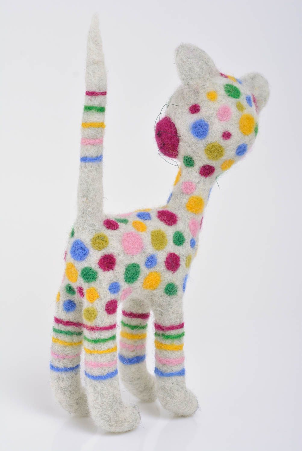 Смешная игрушка кот из валяной шерсти разноцветный ручной работы для детей фото 3