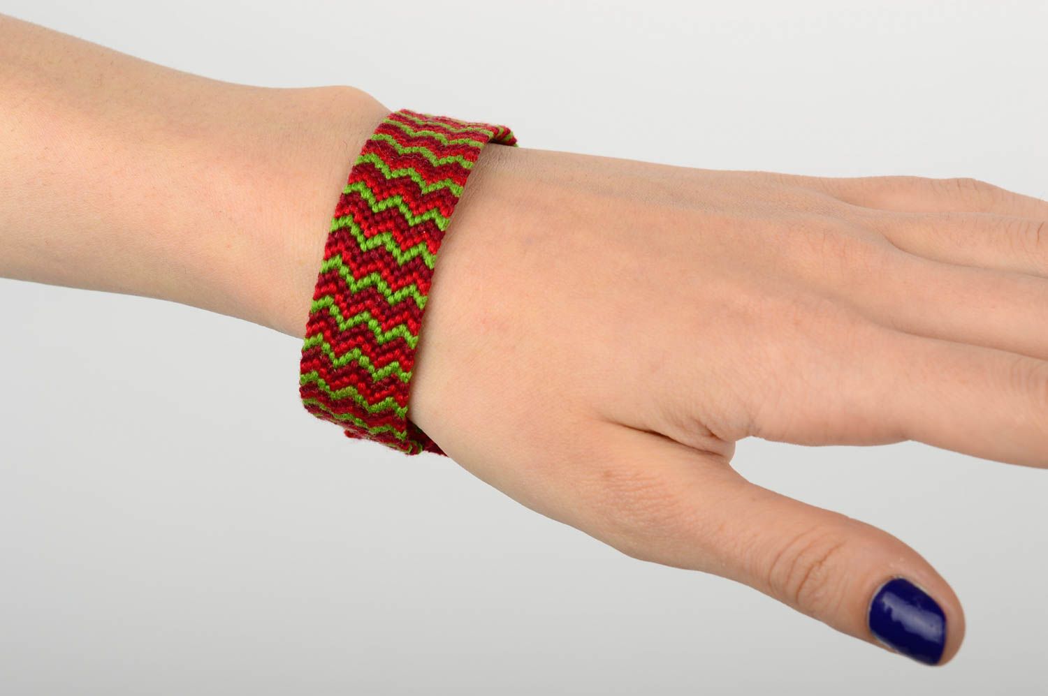 Модный браслет ручной работы браслет макраме красно-зеленый аксессуар макраме фото 5