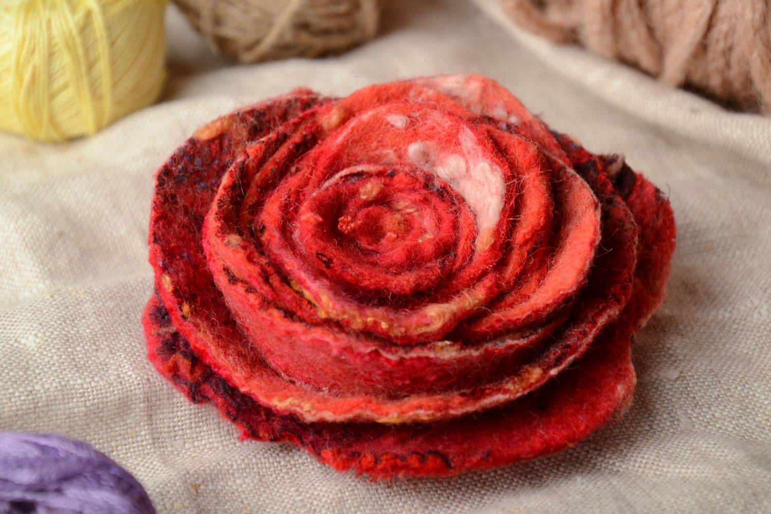Broche en laine feutrée fleur rouge photo 1