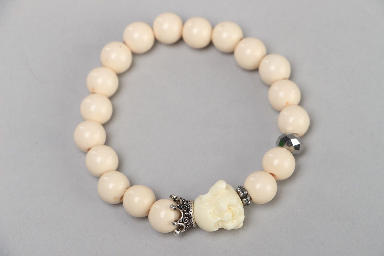 Bracelet fait main de perles de verre et plastique avec éléments métalliques photo 2