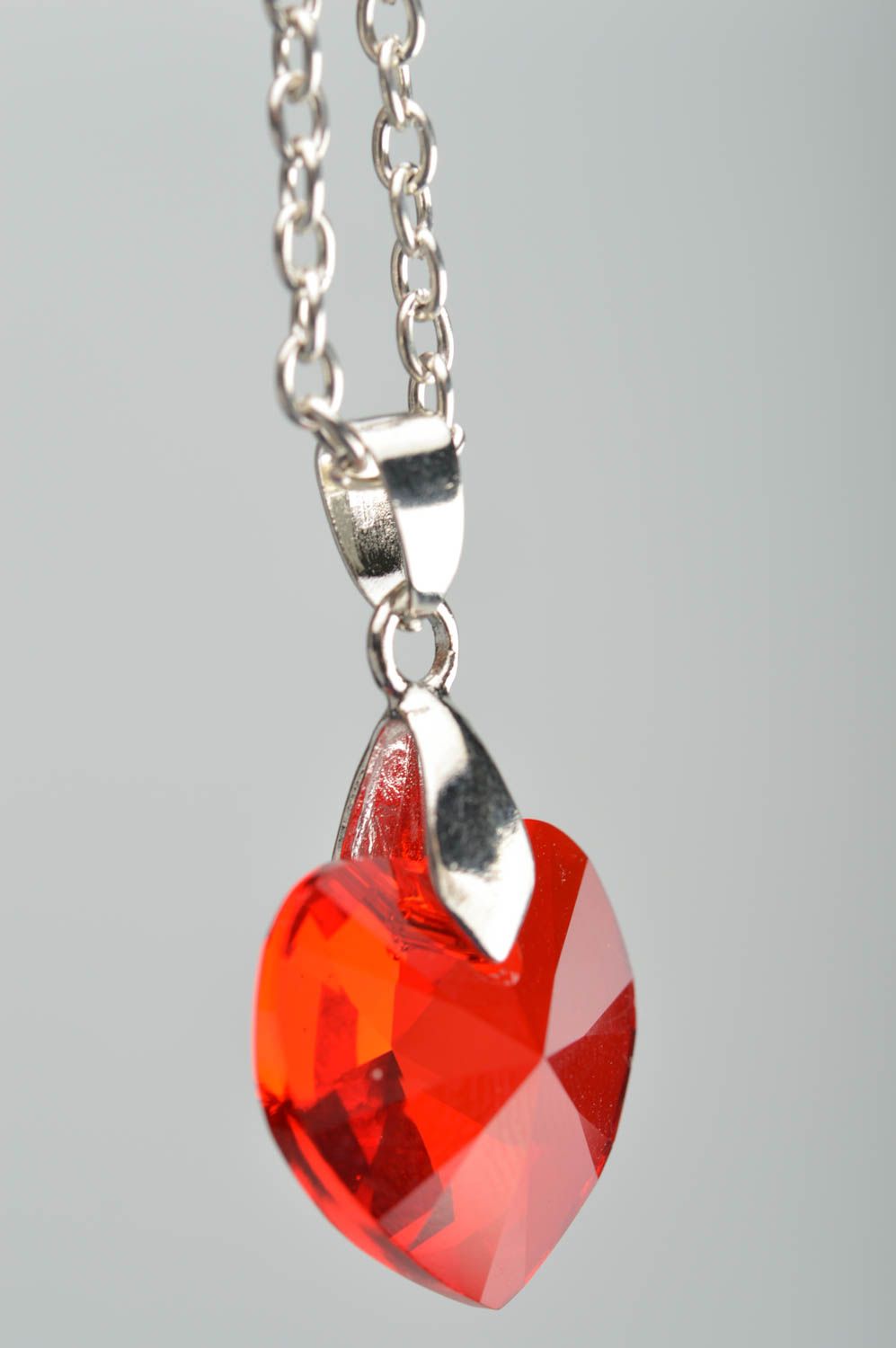 Кулон с кристаллом красивый красного цвета на цепочке авторский в виде сердечка фото 4