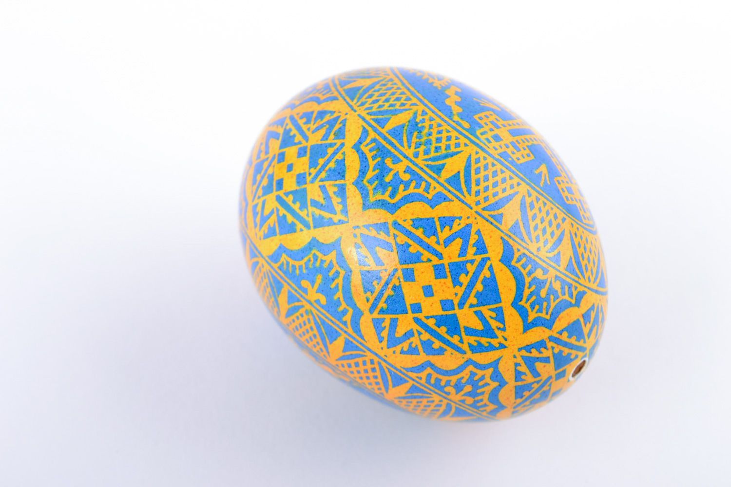 Яркое расписное куриное яйцо ручной работы с изображением креста желто-голубое фото 3