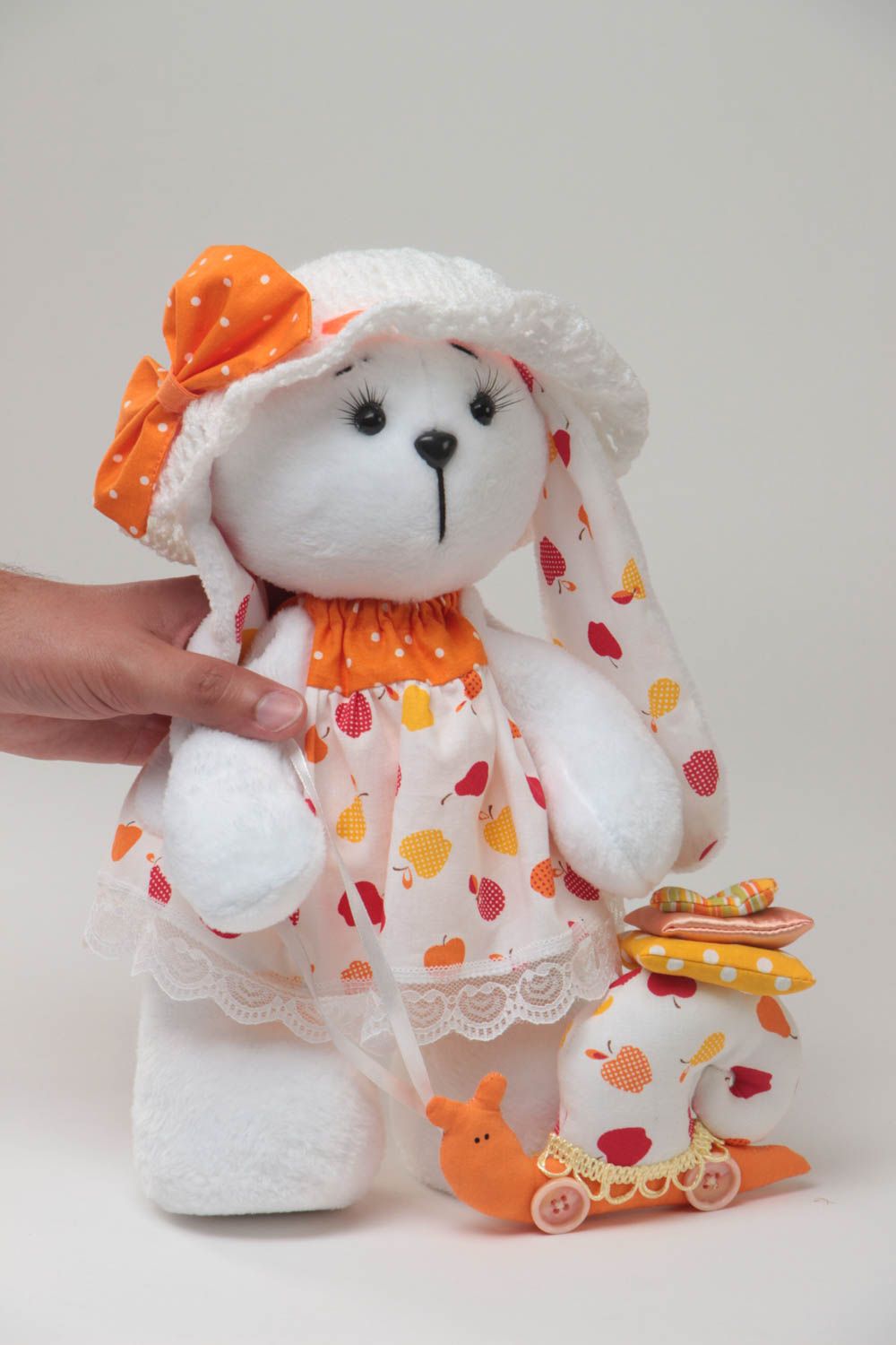 Textil Kuscheltier Hase mit Schnecke handgemachtes Spielzeug für Kinder foto 5