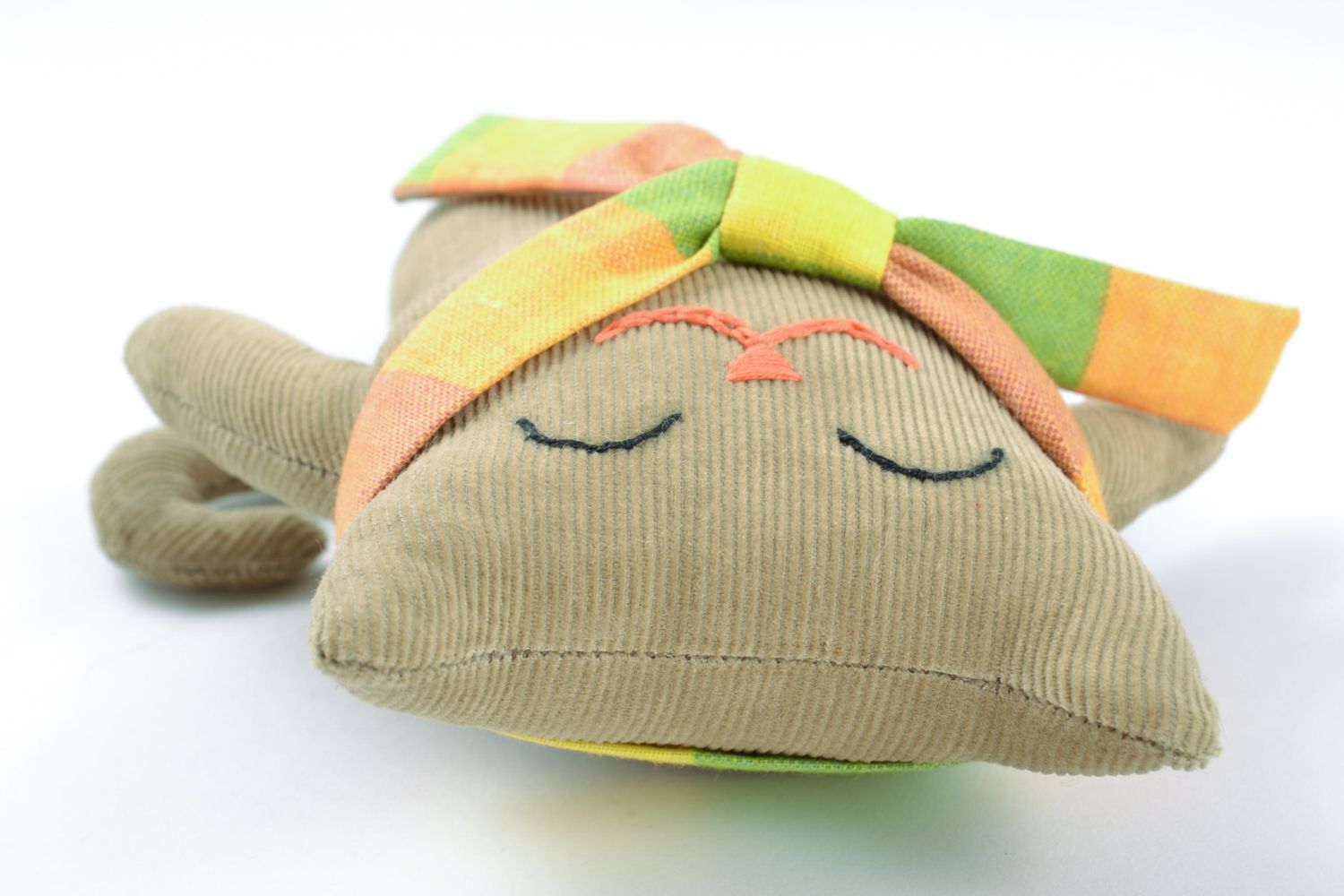Petit jouet mou en tissu de coton Chat souriant avec écharpe fait main photo 5