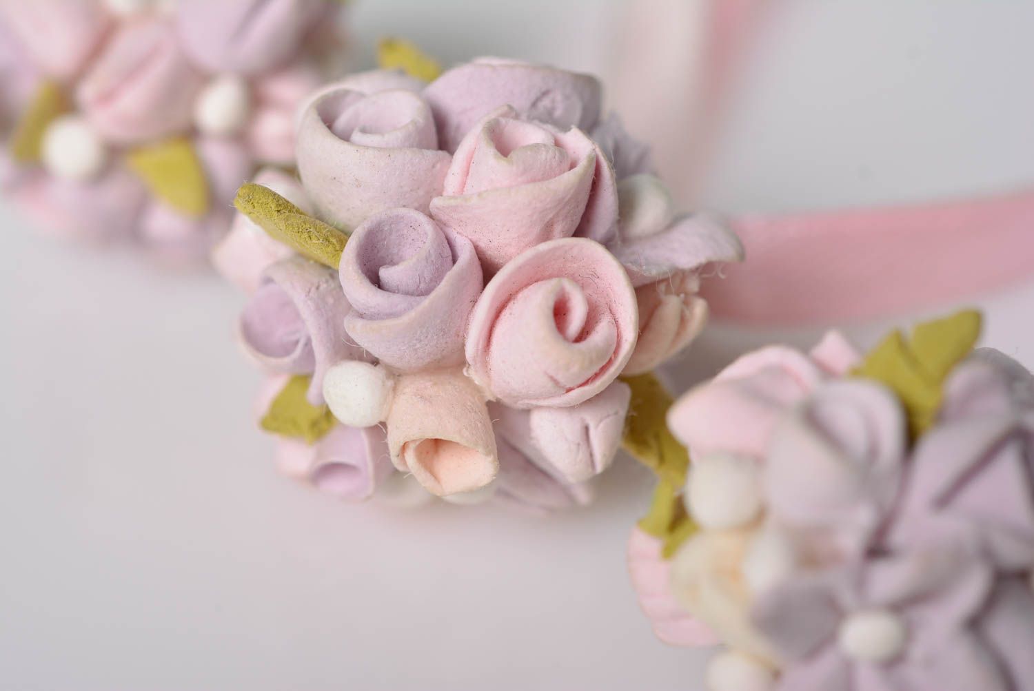 Boucles d'oreilles et collier roses de pâte polymère faits main avec fleurs photo 3