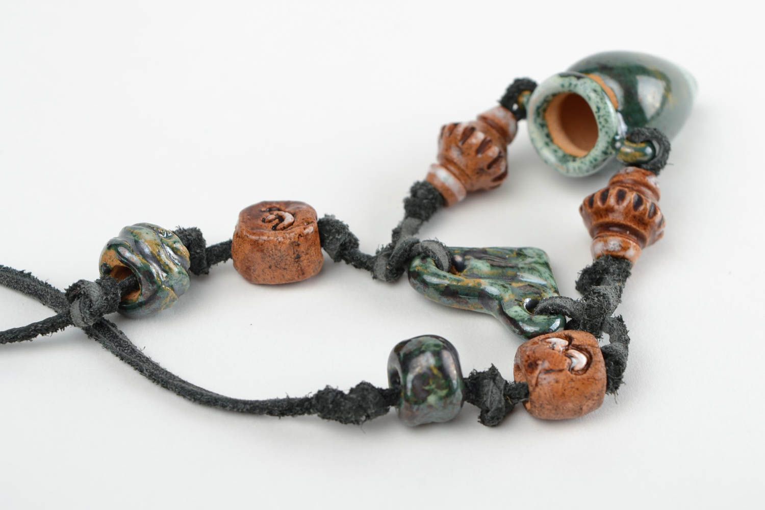 Глиняный аромакулон кулон ручной работы украшение на шею в виде зеленой амфоры фото 5