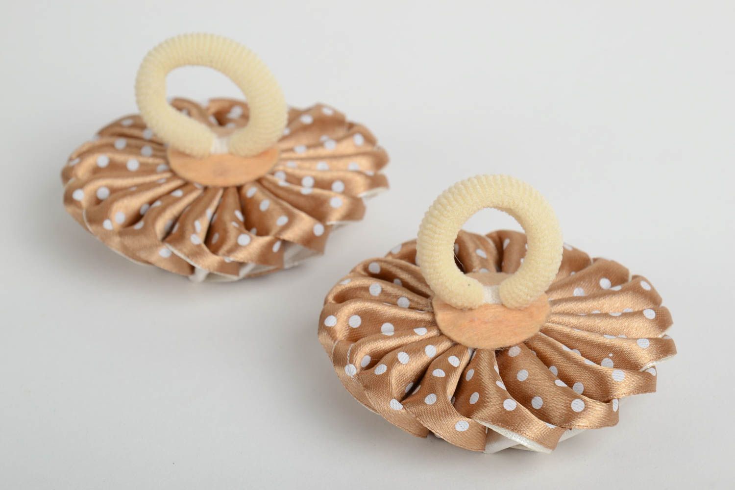 Set of 2 handmade decorative hair bands with beige satin ribbon kanzashi flowers photo 2
