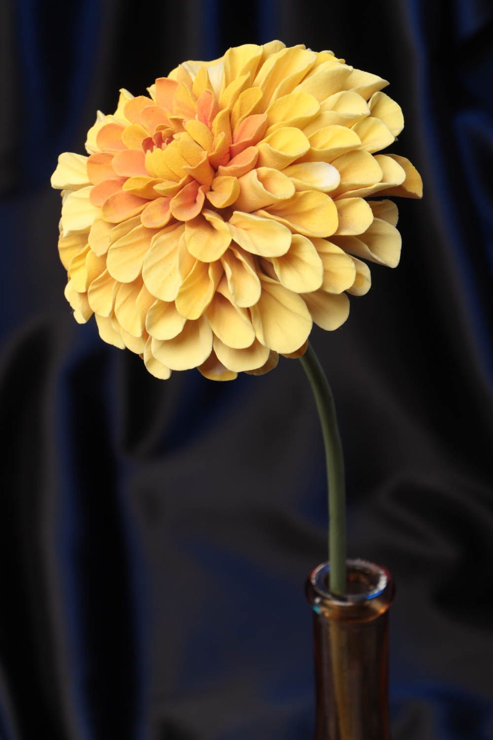 Цветок из полимерной глины хризантема небольшого размера желтая ручной работы фото 1