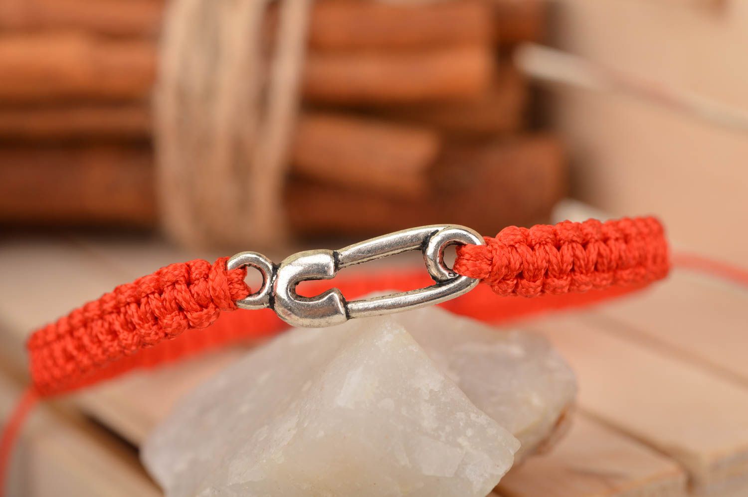 Schönes dünnes rotes Armband handmade aus Seidenfäden mit Sicherheitsnadel  foto 1