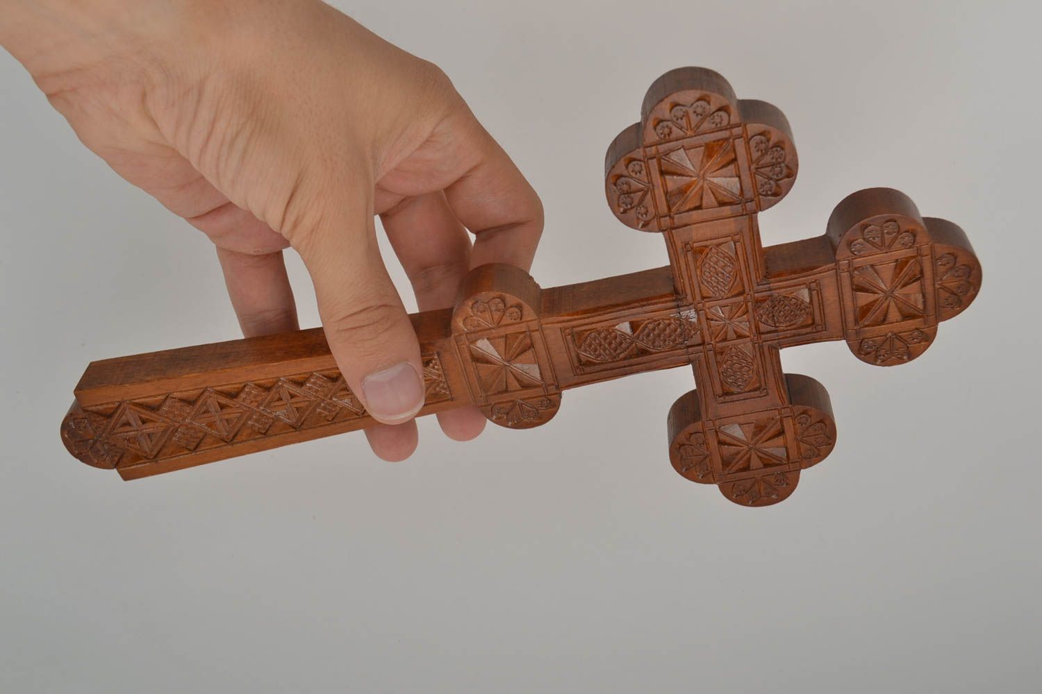 Крест ручной работы резной крест из дерева украшение на стену изделие из дерева  фото 5